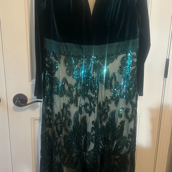 Beautiful Green Gown with Sequins and Low V Back - Perfect for Christmas! - Picture 2 of 2